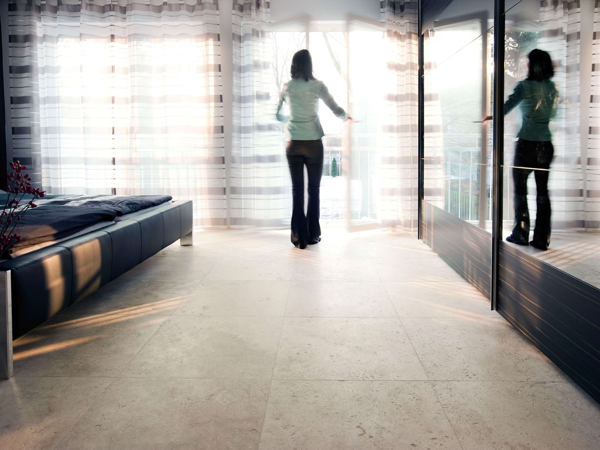 Medium Line tegels met vrouw bij het raam