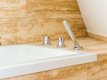 Natura wastafel en travertin tegels