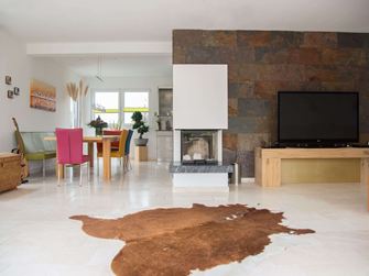 Vanille Rustica travertin en Peacock leisteen op de muur