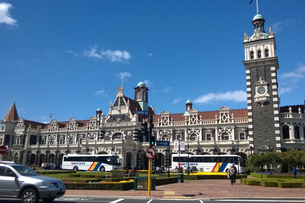 Station van Dunedin met basaltgevel