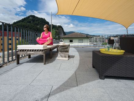 Ontspan op het granieten terras