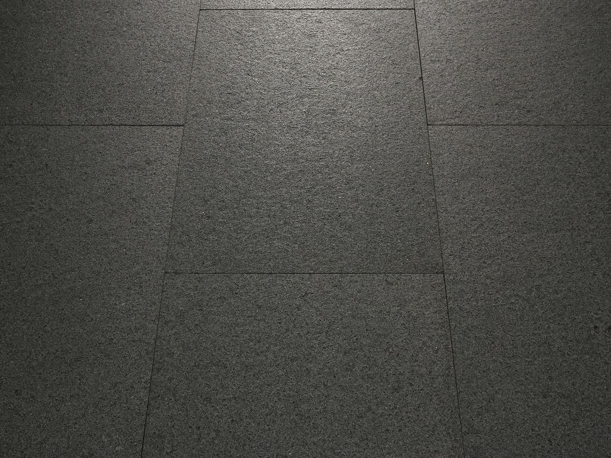 Close-up van gelegd Padang Dark graniet