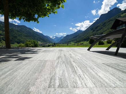 Uitzicht vanaf het Zwitserse granieten terras