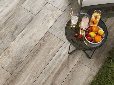 Terras met planken met houteffect Indie Smoke