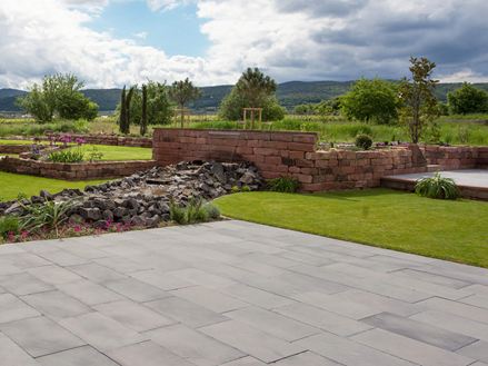 Mediterraan terraslandschap met arduinen platen