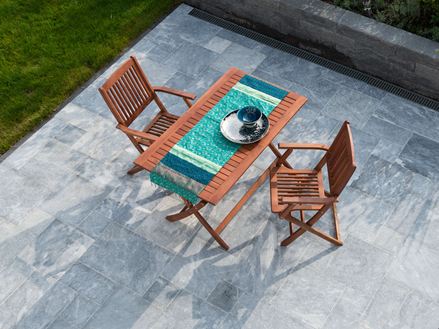 Tuintafel en decoratie in trkis op marmeren terras Afyon Grijs