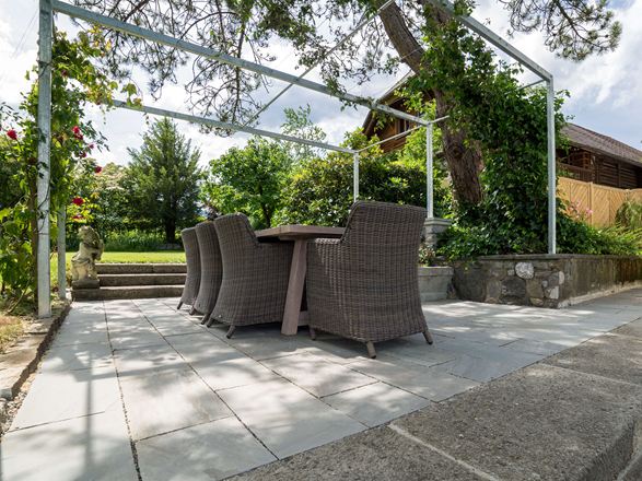 Kikkerperspectief van terras met zandstenen platen