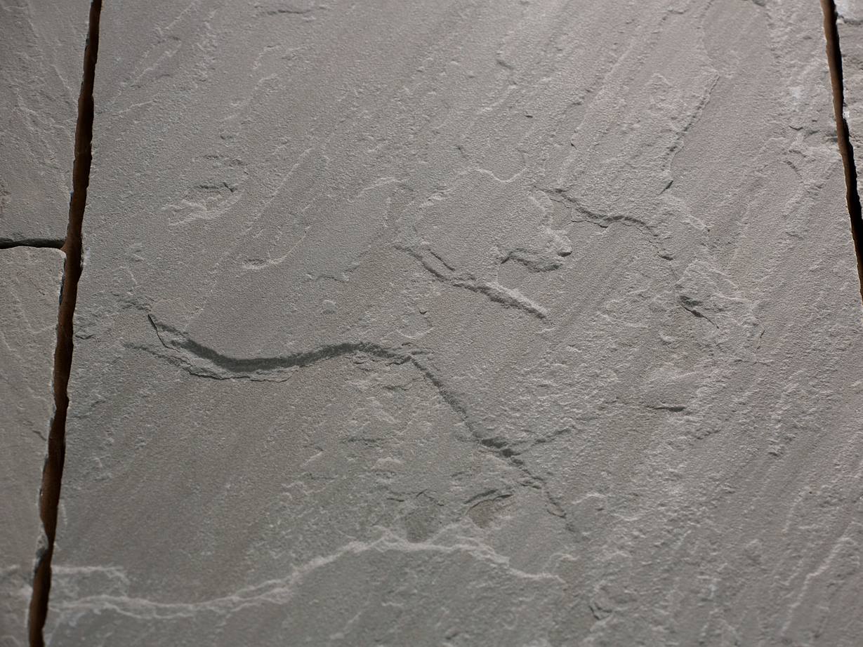 Close-up van Kandla Grey zandsteenplaat met natuurlijk fluweel geborsteld oppervlak