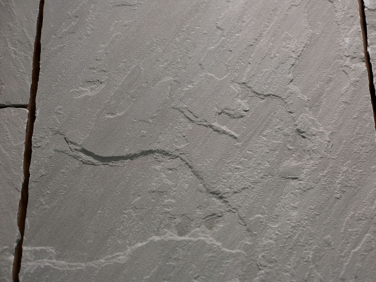 Close-up van Kandla Grey zandsteenplaat met natuurlijk fluweel geborsteld oppervlak