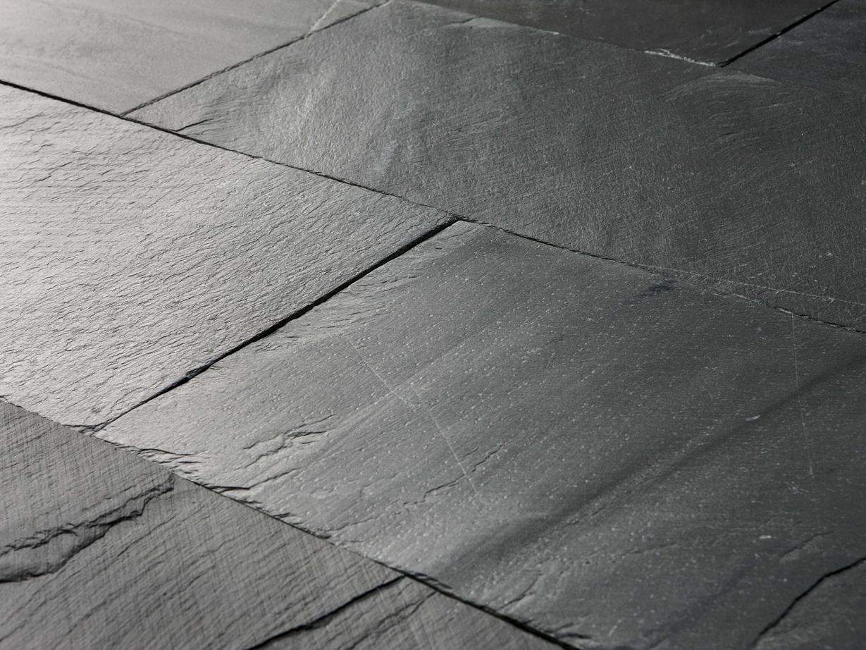 Close-up van geïnstalleerde Black Rustic leisteenplaat met gespleten oppervlak