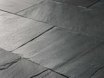 Close-up van geïnstalleerde Black Rustic leisteenplaat met gespleten oppervlak