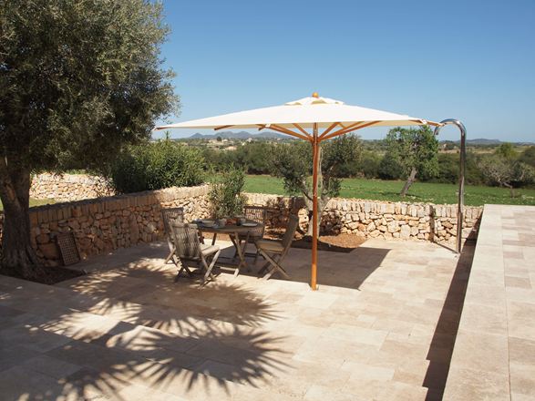 Mediterraan terras met medium travertin