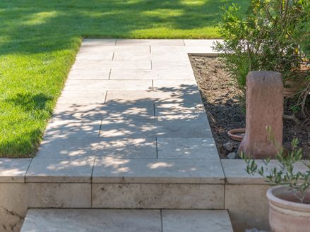Tuinpad met Medium Line travertin tegels