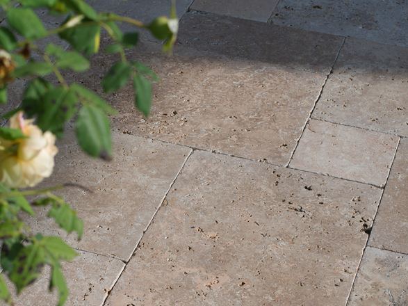 De late namiddagzon speelt op de terrasvloer