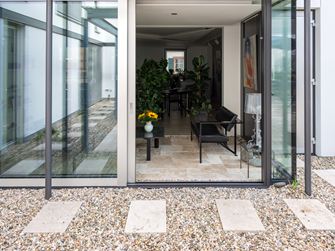 Zicht vanaf het travertin Rustic terras in de stijlvolle serre