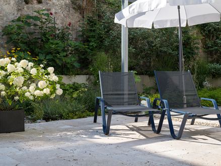 Een zonnige plek met charme en klasse: travertin maakt het mogelijk