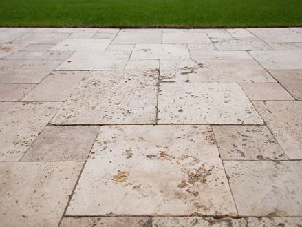 Travertin Rustiek met gazon