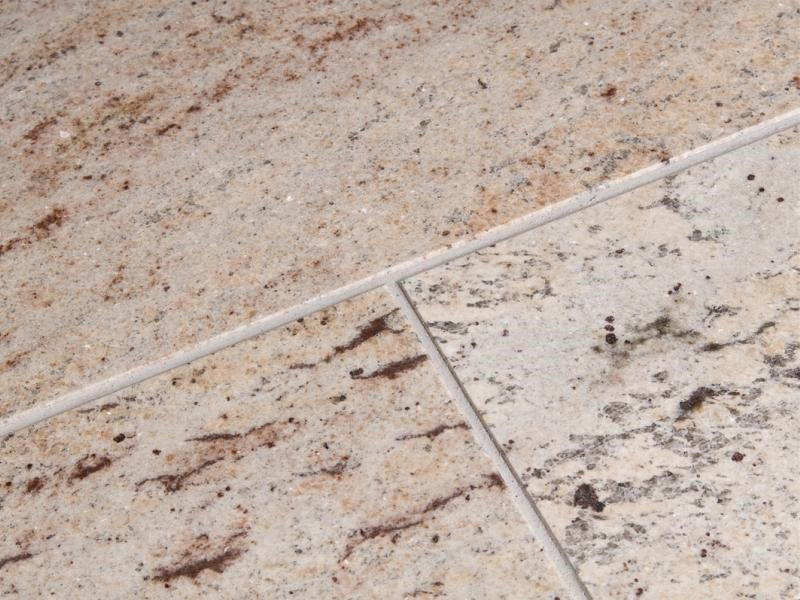 Granieten tegels Shivakashi gepolijst in beige met donkere insluitsels