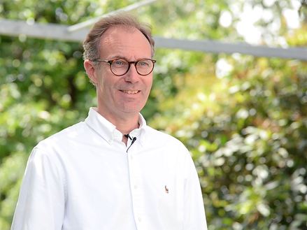 Foto van de architect van het landhuis op het terras bij zonnig weer