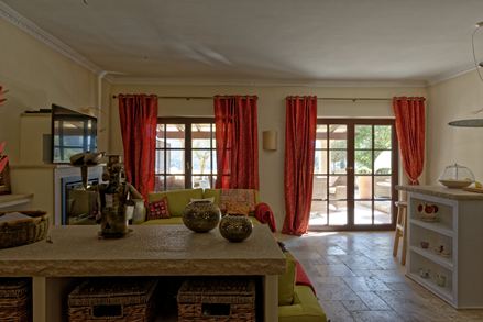 Interieur van vakantiehuis met travertin met travertin tegels