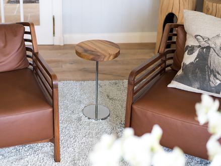 Modern meubilair met orchidee op de voorgrond