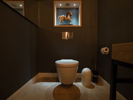 Zwarte badkamer met travertin tegels