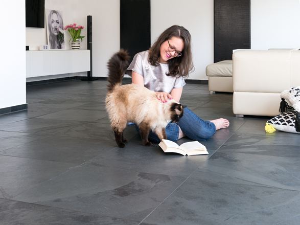 Vrouw en kat op leistenen tegels Mustang