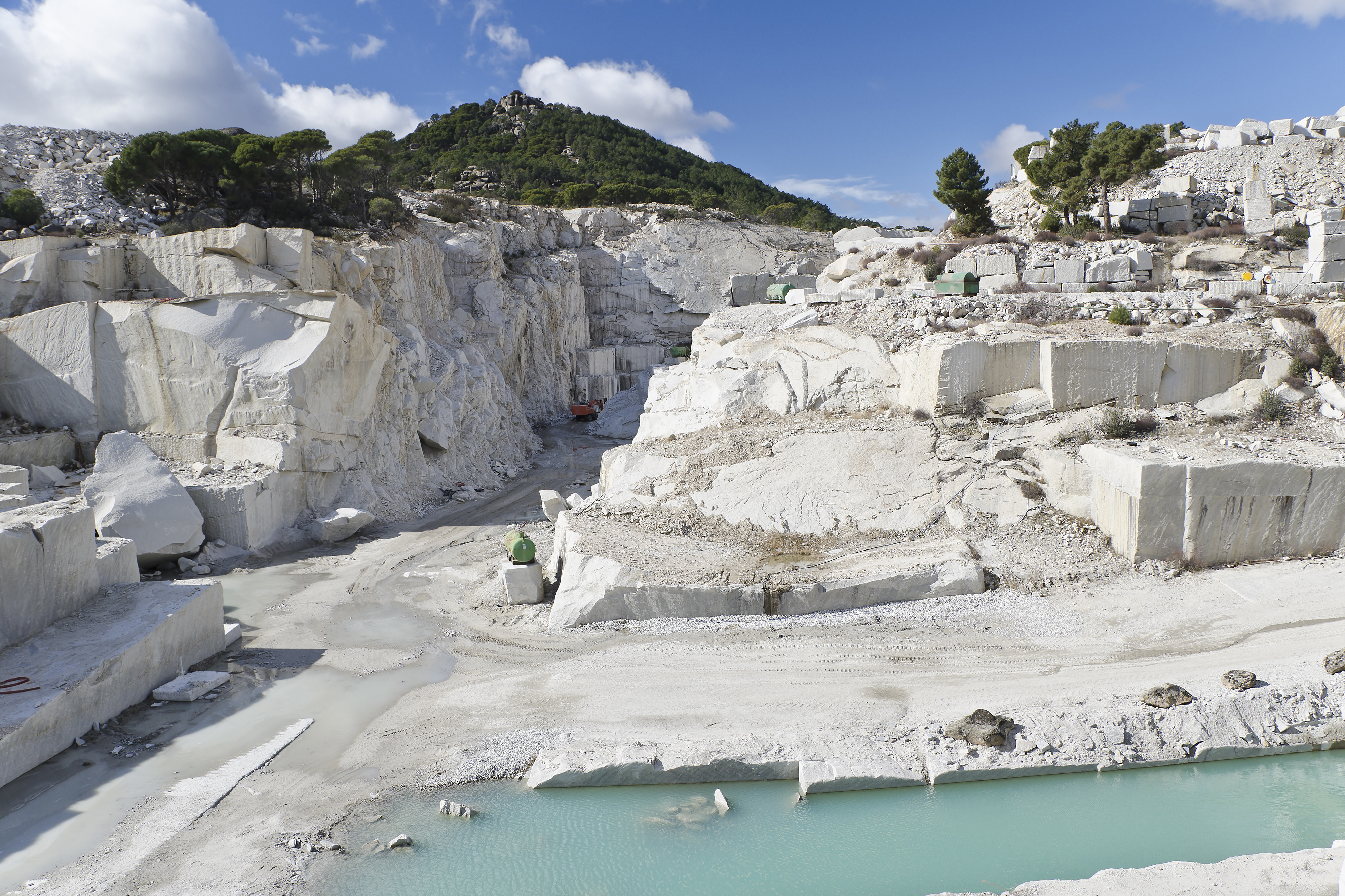 Steengroeve in de zon, een meer ervoor