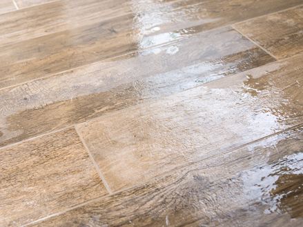 Natte vloer van fijnsteen na reiniging