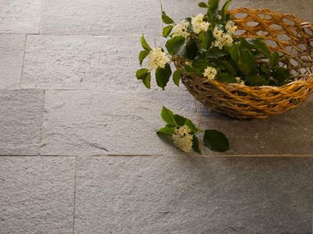 Kwartsieten platen met decoratieve mand en planten