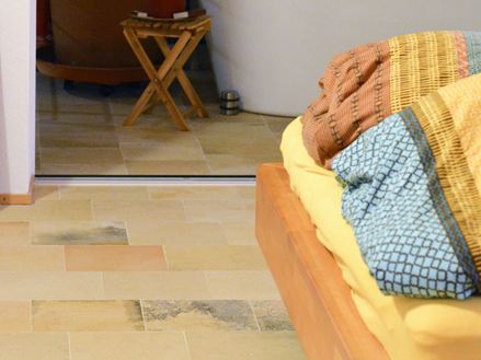 Felle kleuren of natuurlijk hout: met tegels van Solnhofen heb je een bijzondere blikvanger op je vloer!