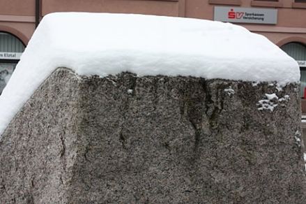 Harde stenen zoals graniet trotseren sneeuw en ijs