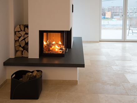 Open haard met houtvak en Medium Line travertin vloer