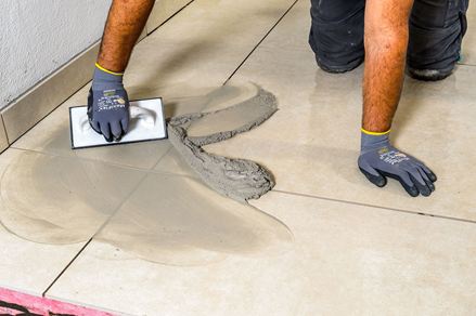 Terrasspecie keramische tegels leggen