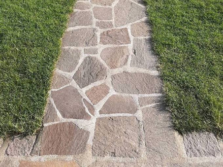 Entree van een woning met veelhoekige platen