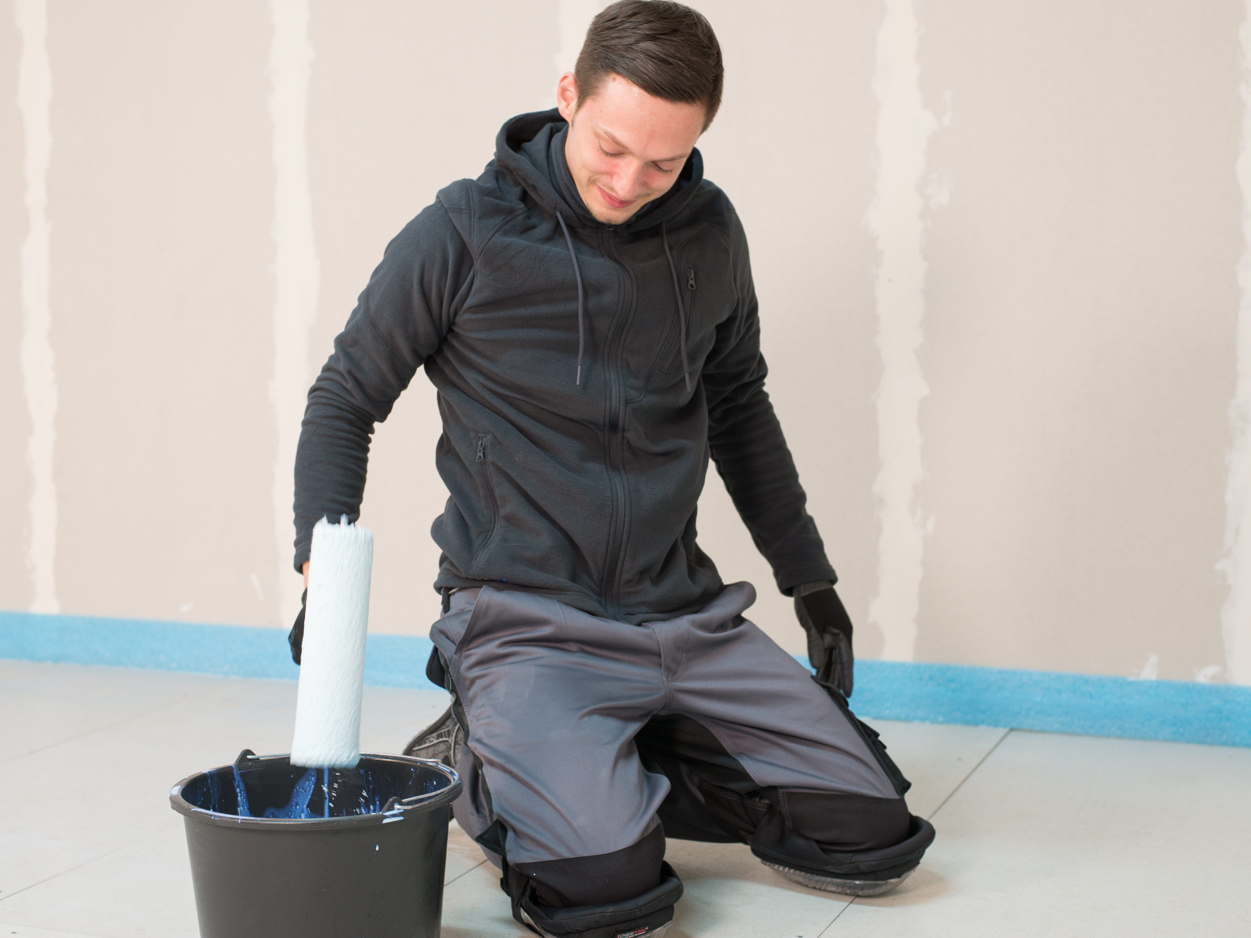 Tegelzetter strijkt de vloer glad