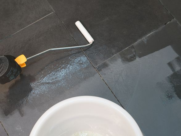 Impregneermiddel wordt op de gelegde steen aangebracht met een roller