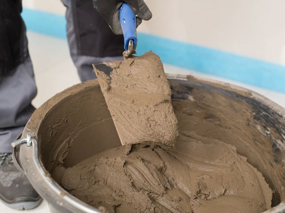 Een troffel met natuursteenlijm