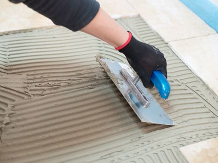 Het dunne bed wordt "gekamd" met de getande spaan