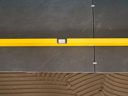 Gebruik een Waterpas bij het leggen op leistenen tegels