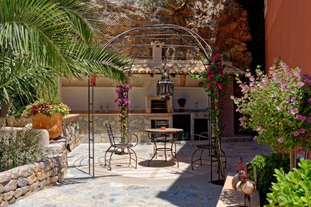 Perfect gecoördineerd: Filigraan ijzeren beugels passen perfect in een mediterrane omgeving.